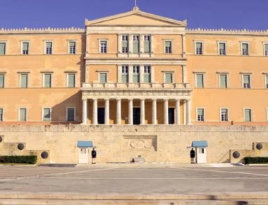 Στην ψυχιατρική πτέρυγα οδηγήθηκε ο μεθυσμένος οδηγός που εισέβαλε στη Βουλή
